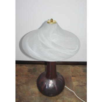 Lampa z dużym szklanym kloszem.